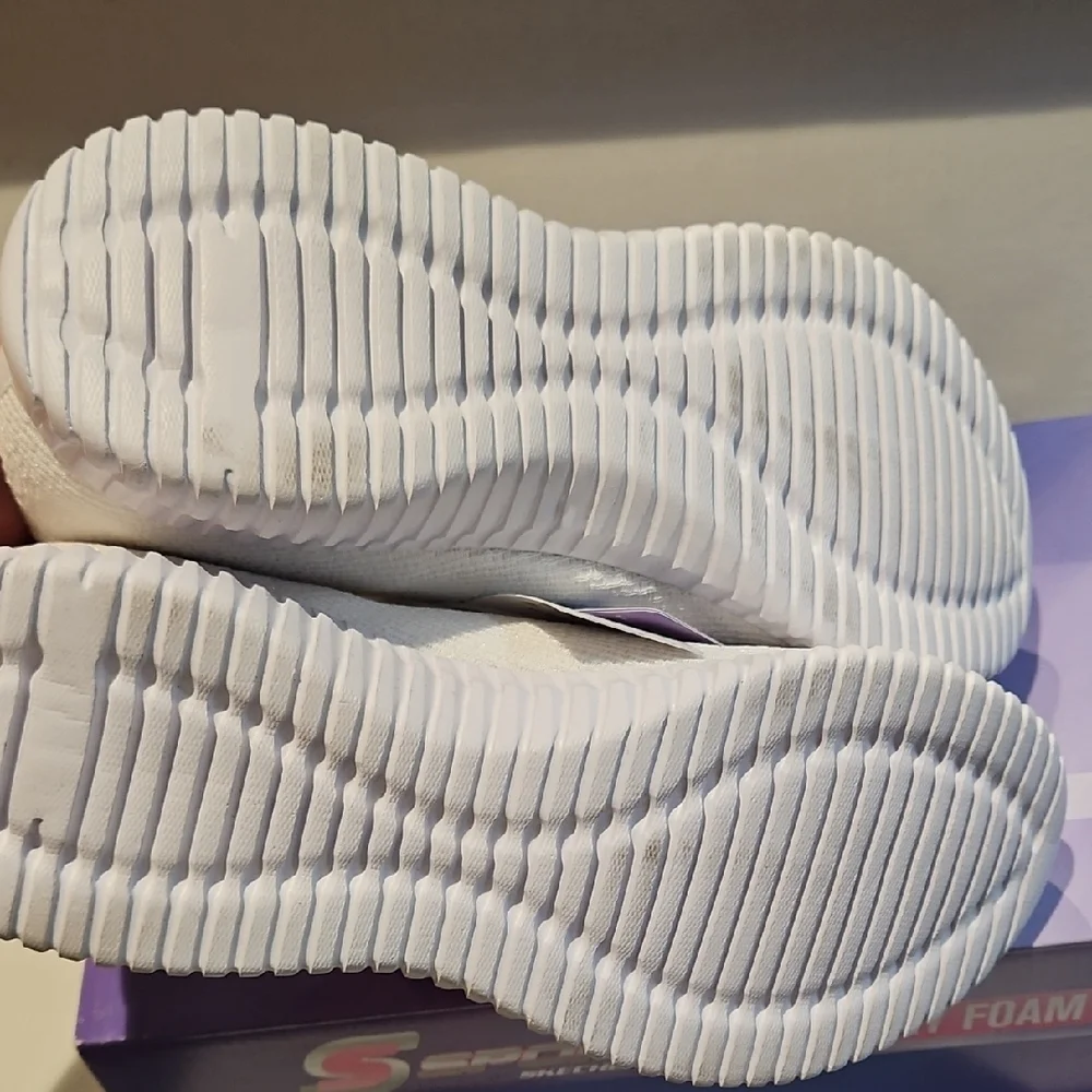 NWT Skechers Women's White Sneakers Size 10 - Picture 6 of 9